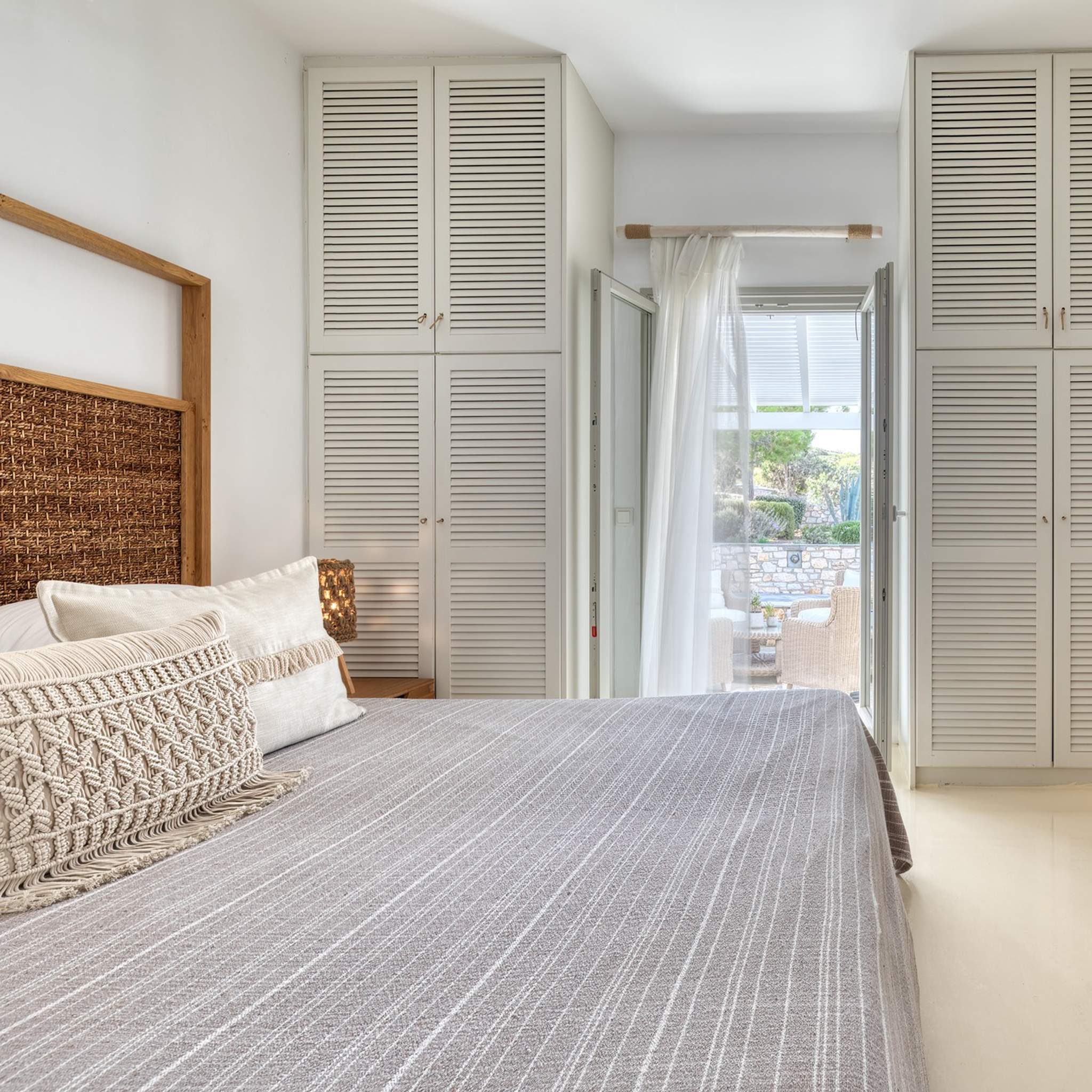 Zefyros. Wake up to the soft beams of sunlight that gently fill your bedroom, making every morning feel like a fresh start.
.
#AmalgamHomes #ArtOfComfort #GreekIslands #CycladesMagic #VisitGreece #DiscoverGreece #Paros #Naxos #Mykonos #Tinos